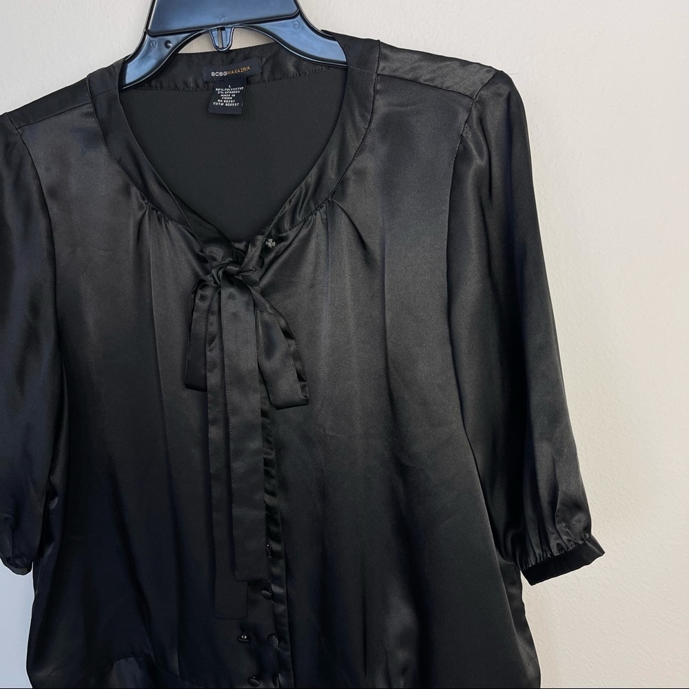 BCBGMaxAzria Black Tie neck button down elbow sleeve satin crop blouse size L - Picture 3 of 8
